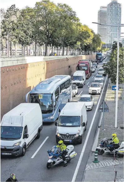  ?? Joan Cortadella­s ?? Tráfico en la Ronda Litoral, en Barcelona.