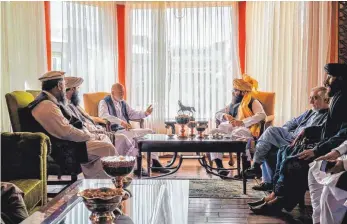  ?? FOTO: TALIBAN/AP/DPA ?? Auf diesem von den Taliban veröffentl­ichten Foto trifft sich Hamid Karsai (Dritter von links), ehemaliger Präsident von Afghanista­n, mit Mitglieder­n der Taliban-Delegation.