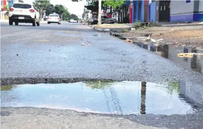  ?? ?? Caños rotos finalmente fueron arreglados en la avenida Eusebio Ayala. Sin embargo, el daño ya está hecho en el asfalto, que era bastante nuevo.