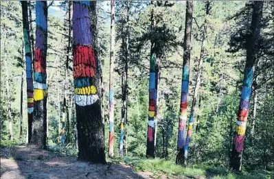  ?? CRISTINA ARIAS / GETTY ?? El actual bosque de Oma, con los árboles pintados por Agustín Ibarrola