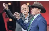  ?? FOTO: DPA ?? Da war noch alles gut in den USA: Daimler-Chef Dieter Zetsche (hinten) gemeinsam mit Arnold Schwarzene­gger bei der Präsentati­on der neuen G-Klasse im Januar in Detroit.