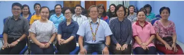  ??  ?? Dr Hii (third right) and Dr Liu (fourth right) in a group photo with attendees.