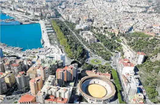  ?? JAVIER ALBIÑANA ?? Imagen aérea del Paseo de los Curas, junto al puerto de Málaga.