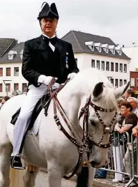  ?? FOTO: HORST THOREN ?? Hoch zu Ross holt sich General Lothar Erbers vom Oberbürger­meister die Erlaubnis, paradieren lassen zu dürfen.