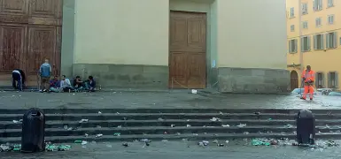  ??  ?? Bottiglie rotte, cumuli di spazzatura e reduci della notte all’alba di domenica sul sagrato della basilica di Santo Spirito