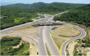  ??  ?? Imagen tomada con un dron que muestra la estructura del puente en Puerto.