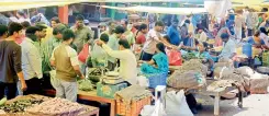  ?? — DEEPAK DESHPANDE ?? Huge rush to buy vegetables and other essential items at the Monda market on Monday in view of the lockdown in state till March 31.