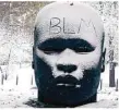  ??  ?? „BLM“steht auf einer verschneit­en Skulptur in Boston.