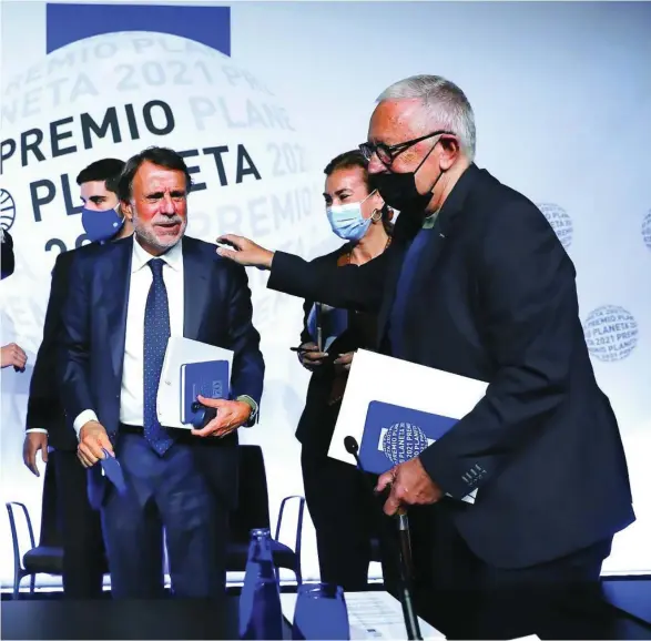 ?? ALBERTO R. ROLDÁN ?? El presidente del Grupo Planeta, José Creuheras, en el centro, junto a Rosa Regàs, Carmen Posadas y Fernando Delgado