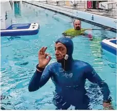  ?? Foto: Screenshot Youtube ?? Alles klar: Budimir Sobat zeigt an, dass es ihm gut geht. Zuvor verbrachte er 24 Minuten und 33 Sekunden ohne zusätzlich­en Sauerstoff unter Wasser.