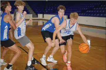  ?? JENNIFER ELLIS/RIVER VALLEY & OZARK EDITION ?? Taylor Crum, right, makes his way toward the basket during a recent Panthers practice. Also shown, from right, are Dax Caughern, Ryan Stevens and Hayes Johnson.