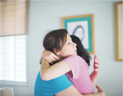  ??  ?? Jessica Sánchez abraza con infinita ternura a su hija Andrea Moreno, de 17 años.