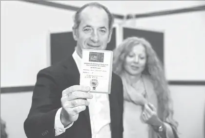  ??  ?? Luca Zaia, presidente de la región de Véneto, en el norte de Italia, ayer al momento de votar en la consulta ciudadana para exigir mayor autonomía al gobierno central de Italia ■ Foto Ap