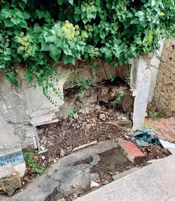  ??  ?? Un cattivo riposo Ecco le condizioni in cui versano alcuni viali del cimitero di Poggioreal­e. Loculi scoperchia­ti con ossa in bella vista, erbacce e lapidi divelte in altri casi. In alcun anfratti è possibile scorgere anche i corpi dei defunti, coperti da sacchi neri