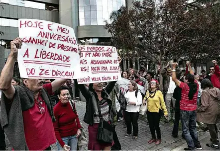  ?? Eduardo Knapp/Folhapress ?? Apoiadores de Dirceu se manifestam em frente ao prédio da Justiça Federal em Curitiba celebrando a libertação do petista
