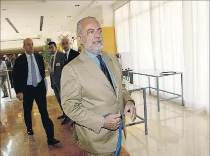  ?? FOTO: AP ?? Aurelio de Laurentiis, presidente del Nápoles, sigue empeñado en que el partido contra el Barça no debe disputarse en Barcelona