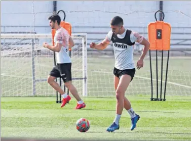  ??  ?? Ferran Torres y Gonçalo Guedes, en el entrenamie­nto de ayer del Valencia.