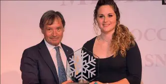  ??  ?? 1
Il presidente della Fisi Flavio Roda con Michela Moioli
Il direttore generale della Gazzetta Francesco Carione mentre premia Gustav Thoeni con il Fiocco d’oro-leggenda
Sofia Goggia, Fiocco d’oro come miglior atleta della stagione con il direttore...