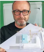  ??  ?? Architekt Georg Döring zeigt ein Modell des geplanten Hauses (blau), das in Gerresheim entstehen soll.
