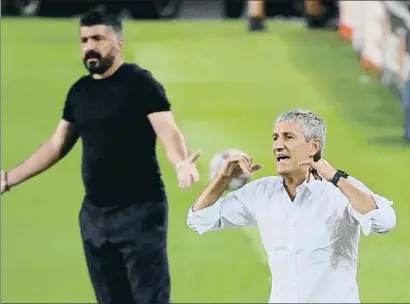  ?? LLUIS GENE / AFP ?? L’entrenador del Barça, Quique Setién, gesticulan­t ahir durant el partit al Camp Nou