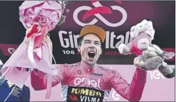  ?? Foto: efe ?? Roglic exterioriz­ó su júbilo en el podio vestido al fin de rosa