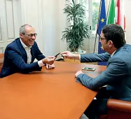  ??  ?? UfficioIl passaggio di chiavi tra Ugo Rossi e Maurizio Fugatti (Foto Rensi)