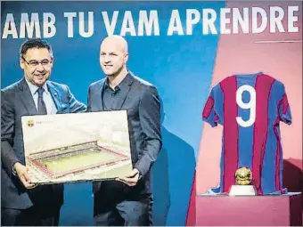  ?? LLIBERT TEIXIDÓ ?? Josep Maria Bartomeu y Jordi Cruyff sostienen la imagen del futuro Mini