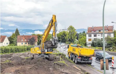  ?? FOTO: FLEMMING ?? Wo immer Aushub anfällt, wie hier beim Baubeginn für die Unterführu­ng Langenweg, stellt sich die Frage: Abfall und wenn ja, wohin damit? Der Transport von Aushub und Bauschutt auf Deponien belastet die Umwelt und ist auf jeden Fall teuer, für Kommunen...