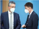  ?? ?? Wirkungslo­se Masken Robert-Koch-Präsident Wieler und Gesundheit­sminister Lauterbach
