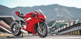  ??  ?? Ducati bricht mit der hauseigene­n Tradition und bringt den ersten Serien- V4. Die BMW F 850 GS ist völlig neu konstruier­t.