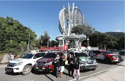  ?? AGFI SAGITTIAN/JAWA POS ?? SEGALA MEDAN: Dari kiri, Humas The Real Journey to 0 Kilometer Rini Sasmojo, Ketua Acara Udin Saefudin, Diyan Lesmana, dan Bendahara IL&F Sumijati Hartono.