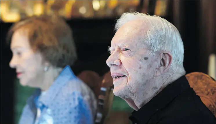  ?? PHOTOS: MATT MCCLAIN ?? Former U.S. president Jimmy Carter sits next to his wife, Rosalynn Carter, while having dinner at the home of friend on Aug. 4 in Plains, Ga.