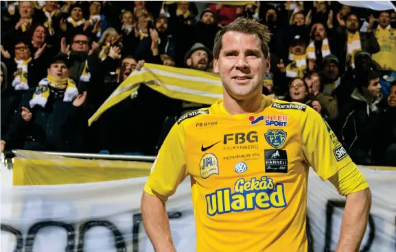  ?? Bild: KRISTER ANDERSSON ?? HYLLAD HJÄLTE. Stefan Rodevåg tackades av efter matchen och hans Falkenberg­s FF slutade på en fjärdeplat­s i Superettan.