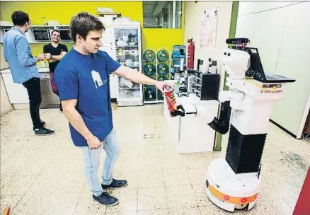 ?? XAVIER CERVERA ?? El robot Tiago, de la Universida­d alemana Koblenz-Landau, interactua­ndo en una de las pruebas de ayer
