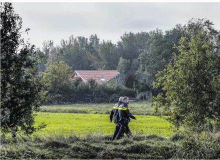  ??  ?? Eine Sondergrup­pe von Ermittlern ist in Ruinerwold vor Ort und versucht unter Hochdruck, die vielen offenen Fragen zu klären