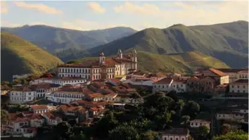  ?? / Leonardo Finotti / Eduardo Andreassi ?? Arriba, la casa de Samambaia (cerca de Petrópolis), proyectada por Lota de Macedo, donde esta vivió con su pareja, Elizabeth Bishop. A la izquierda, la localidad brasileña de Ouro Preto, en el Estado de Minas Gerais.