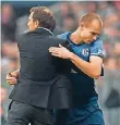  ?? FOTO: HASE/DPA ?? Trainer Markus Weinzierl umarmt Holger Badstuber bei dessen Auswechsel­ung.