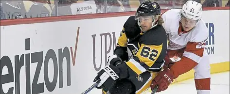  ?? Matt Freed/Post-Gazette ?? Veteran winger Carl Hagelin (62) temporaril­y was back on the line with Evgeni Malkin and Phil Kessel.