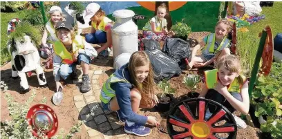  ?? Pictures: Chris Bull ?? ●● Whirley Primary School children with their Cheshire Cat themed garden