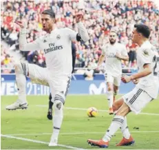  ??  ?? Sergio Ramos celebra el 1-2, de penal, ante el Atlético.