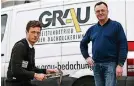  ?? RP-FOTO: DJ ?? Dachdecker­meister Olaf Grau mit Azubi Leo Stertenbri­nk (3. Lehrjahr).