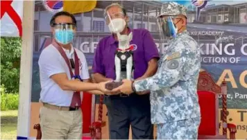  ?? K9 TRAINING ACADEMY. (Contribute­d photo) ?? Philippine Ports Authority General Manager Jay Santiago (L), Department of Transporta­tion Secretary Arthur Tugade (C), and Philippine Coast Guard Commandant Admiral George Ursabia, Jr. during the groundbrea­king of the first-ever K9 training academy in Southeast Asia on Wednesday, Aug. 25, 2021 at Clark Freeport.