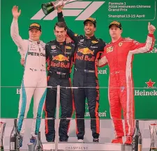  ?? EPA ?? Il podio di Shanghai: da sin. Valtteri Bottas (2°), uno degli ingegneri della Red Bull, il vincitore Daniel Ricciardo e Kimi Raikkonen (3°)