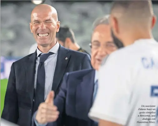  ??  ?? Un sonriente Zidane hace un gesto cómplice a Benzema, que dialoga con Florentino Pérez.