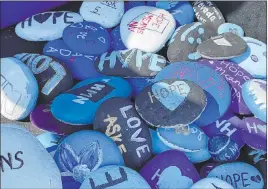  ?? Jannelle Calderon Las Vegas Review-journal ?? The trunk of Angela Edgeworth’s car is loaded with rocks that have positive messages on Tuesday. Angela, her sister and their friends delivered the rocks to area parks.