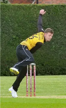  ?? Pictures: Steve Smyth ?? James Woodford bowling for Finchampst­ead in their defeat to Wargrave