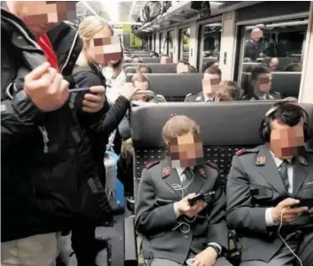  ?? LESER-REPORTER ?? Eine Leser-Reporterin regte sich auf, weil die Soldaten ihren Sitzplatz nicht aufgaben.