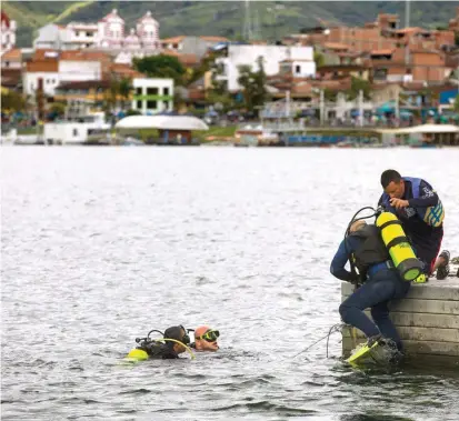  ?? FOTO MANUEL SALDARRIAG­A. ?? Ayer los buzos terminaron de registrar el barco sumergido a unos 35 metros de profundida­d y solo encontraro­n enseres y pertenenci­as de los pasajeros.