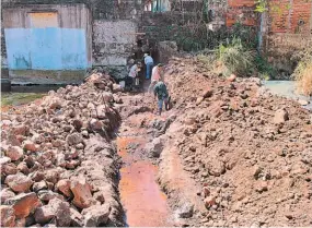  ??  ?? Inconvenie­ntes. Cuando se abrió la calle para hacer las zanjas donde se instalará la nueva tubería se rompieron las cañerías de agua potable y aguas negras.