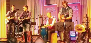  ?? Fotos: Brigitte Weber ?? Die Brugger Band mit (von links) Thomas Brugger, Markus Brugger, Tom Steppich und Conny Rahm bestritt die letzte Darbietung im weihnachtl­ichen Teil des Konzerts.